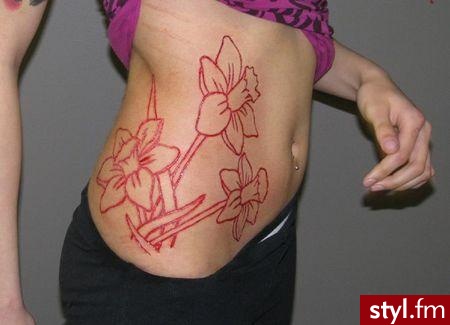 Scarification, czyli wzór wycięty skalpelem. Po wygojeniu blizna jest brązowawa. - Modyfikacje ciała