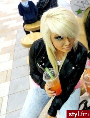 blonde wlosy. fajna grzywka. - Średnie Fryzury