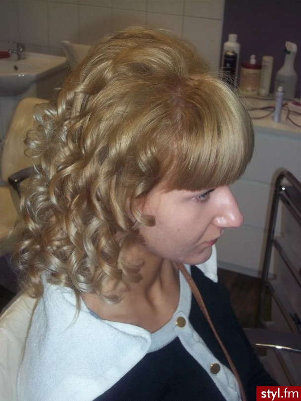 Blond Rozpuszczone Kręcone z grzywką Wieczorowe Średnie Fryzury
