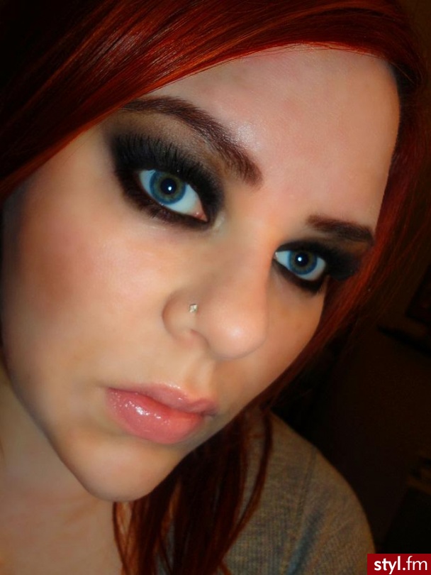makijaż. Eyes
NARS- Coconut Grove (It's a dark brown, which I realize looks black. Also, very difficult to blend because it's matte. So keep in mind.)
MAC- Vanilla - Makijaże
