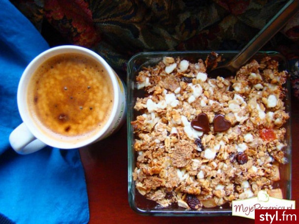 "Odchudzone" Crumble. * granola (pokruszona) 4 łyżki
    * otręby pszenne 2 łyżki
    * serek wiejski 1 opakowanie
    * masło 5 g
    * miód 2 łyżeczki
    * jabłko 1 sztuka (duża)
    * nektarynka 1 sztuka
    * cynamon
    * gałka mus - Misz-masz