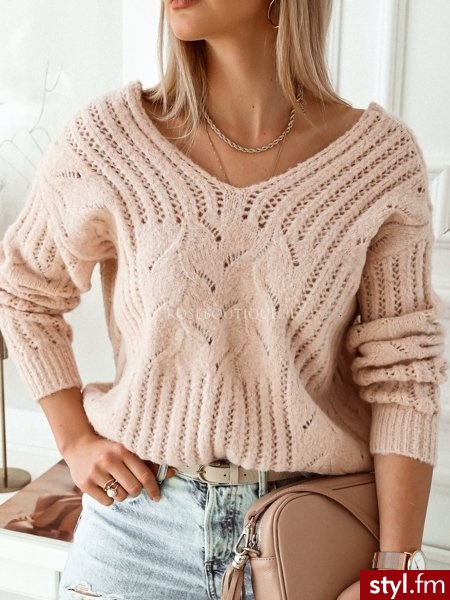Sweter wykonany został wykonany z materiału z domieszką wełny, dzięki czemu jest niezwykle ciepły. Ozdobna nitka oraz grube warkocze nadają mu niepowtarzalny charakter. Dekolt w serek idealnie podkreśla biust. https://roseboutique.pl/ - Swetry Ciuchy Moda