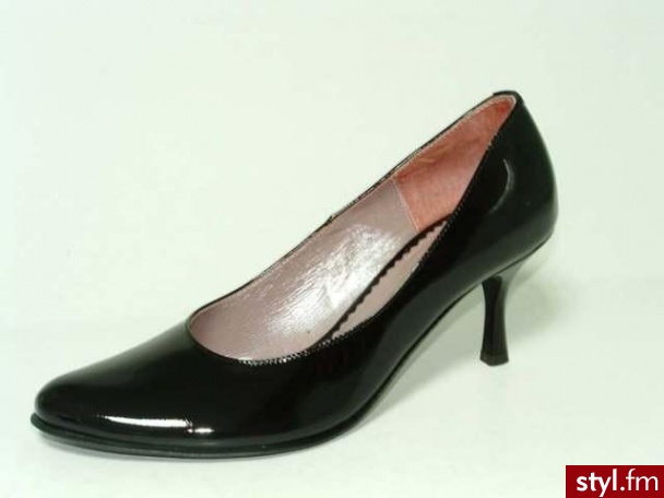 322 166 Czarny lakier
rozmiar: 35-41
obcas: 6 cm
cena: 229,00zł - Pozostałe Buty Moda