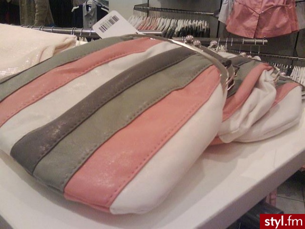 Torebeczka na długim pasku, która bardzo mi się spodobała. Planuję jej zakup. Co o niej myślicie? ;) - Pozostałe Torebki Moda
