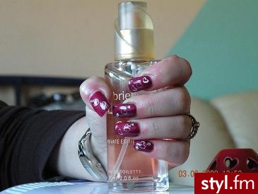 pazurki żelowe(żel bordo+wtopione serduszka).Może nie wszystki pazurki są super,ale są to moje początki mojego zwarjowanego hobby. - Paznokcie