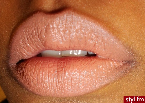 MAC Brave New Bronze Lipstick. Left - Right: Brave New Bronze, Yash
  MAC Brave New Bronze Lipstick - Makijaże