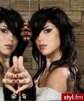 Kat von D - Kręcone Na co dzień Średnie Fryzury