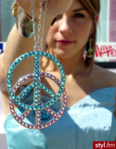 Wisiorek z wielką przewieszką - pacyfką wyłożoną kolorowymi kryształkami - 38$ - Pozostałe Dodatki Moda