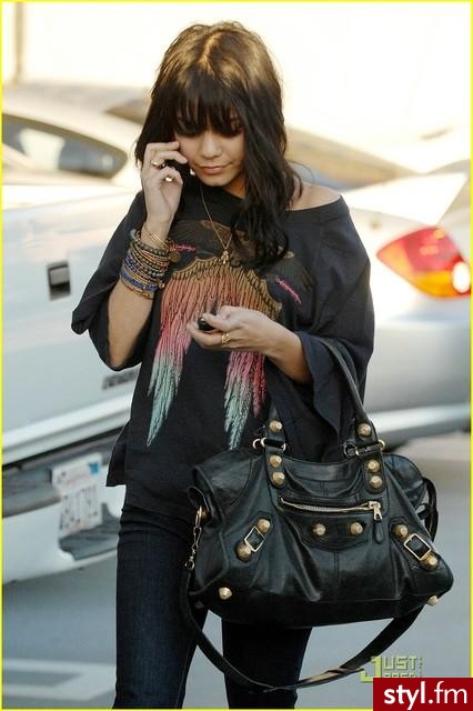 Vanessa Hudgens w grzywce;p - Średnie Fryzury