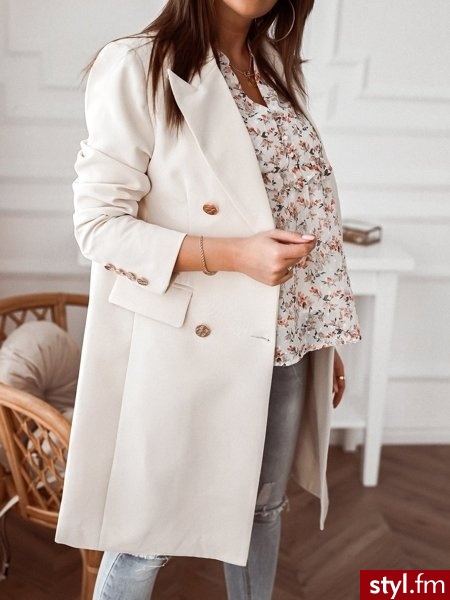 Płaszcz wykonany został z gładkiego materiału. Duże, ozdobne guziki w złotym kolorze dodają mu elegancji oraz przyciągają wzrok. Z przodu płaszcz posiada dwie atrapy kieszeni. Długie rękawy zakończone zostały złotymi guziczkami. https://roseboutique. - Płaszcze Okrycia Moda