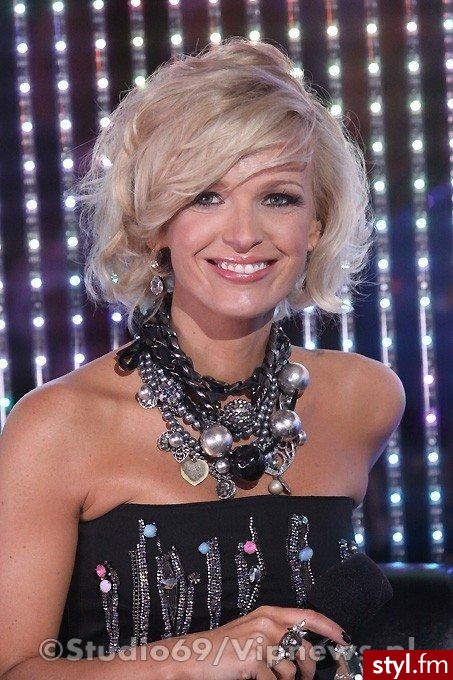 Magda Mołek. Średniej długości blond włosy - Wieczorowe Średnie Fryzury