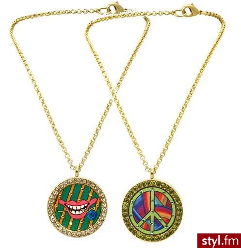 Naszyjniki z dużymi przewieszkami z serii \'Peace, love and sparkle\' od Tariny Tarantino za 105$ za jeden. - Pozostałe Dodatki Moda