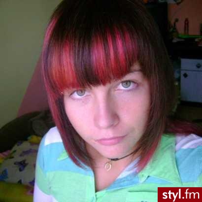 Fryz robiła Sylwunia La La La, a ja sie w takmim woze po miescie ehehehe a co mi tam ;] wakacje są :P - Średnie Fryzury