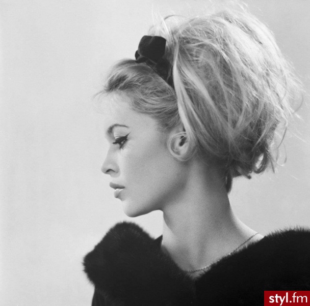 Brigitte Bardot - Blond Upięcie Proste Fryzury gwiazd Średnie Fryzury