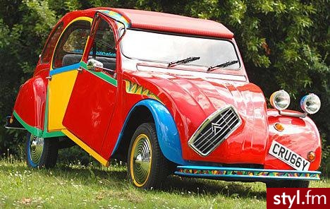 Dora Maar to obraz Pablo Picasso, który zainspirował Andy’ego Saunders by zrobić z citroena 2CV prawdziwe dzieło sztuki.
Więcej informacji na temat artysty i jego pomysłu, na stronie Daily Mail. - Gadżety Inne Moda
