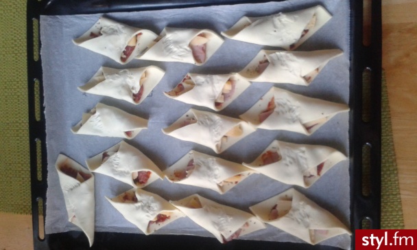 Pizzerinki :) ciasto francuskie z szynką, serem, koncentratem pomidorowym i przyprawami - Kuchnia