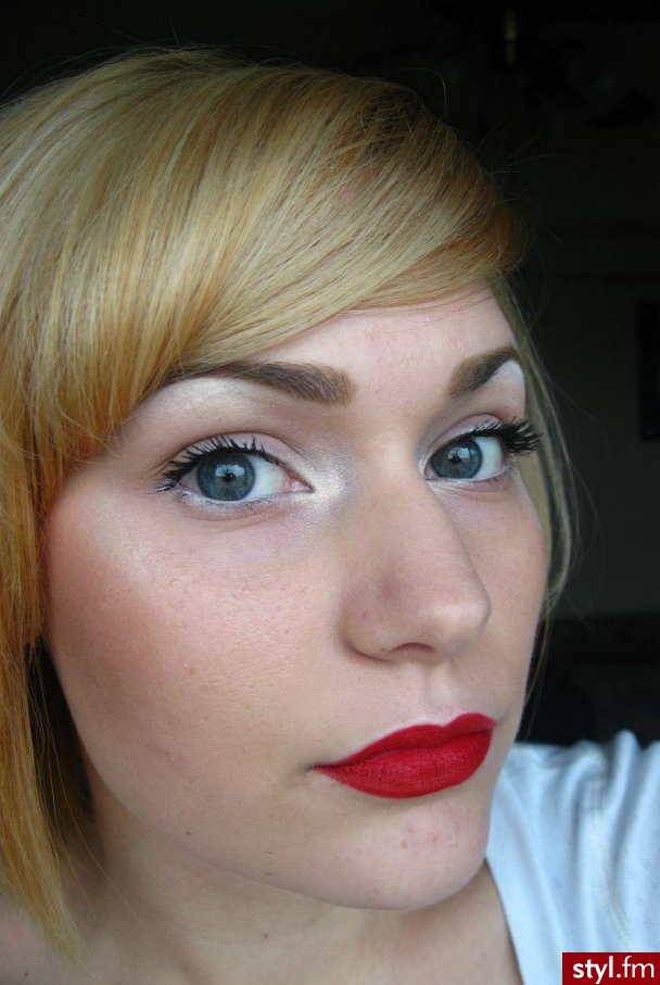 USTA USTA. Lips:
(First set)MAC Brick l/l, Russian Red l/s
(second set)added MAC's Media l/s, Reflects Blackened Red - Makijaże