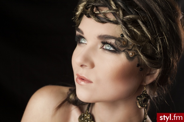 Modelka : Ewelina Ślączka
Fryz: Paulina Ciborowska
Foto: Piotr Mojsak
Makijaż/ Pomysł  : Marcjanna - Artystyczne Makijaże