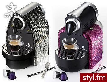 Firma Nespresso we współpracy ze Swarovskim stworzyła niepowtarzalną, kobiecą maszynę do parzenia kawy.
Cena tego cuda to 8 600 zł. - Misz-masz