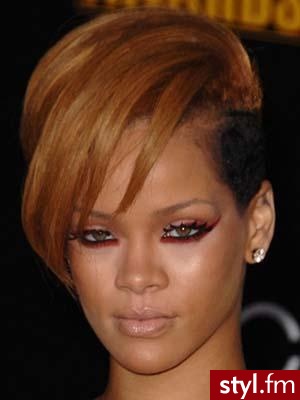 Czerwony eyeliner Rihanny - Makijaże