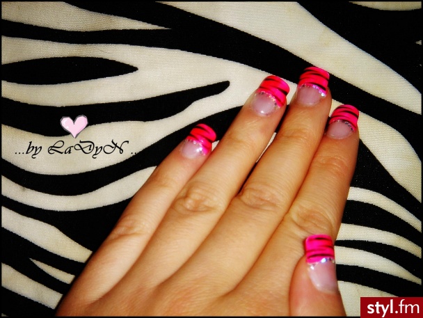 PInkI. Różowy french z czarną zeberką podkreślony srebrnymi pieguskami:):) - Paznokcie