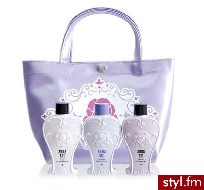 Anna Sui prezentuje kąpielowy zestaw - szampon, odżywka oraz żel pod prysznic. Cena: $35 - Misz-masz
