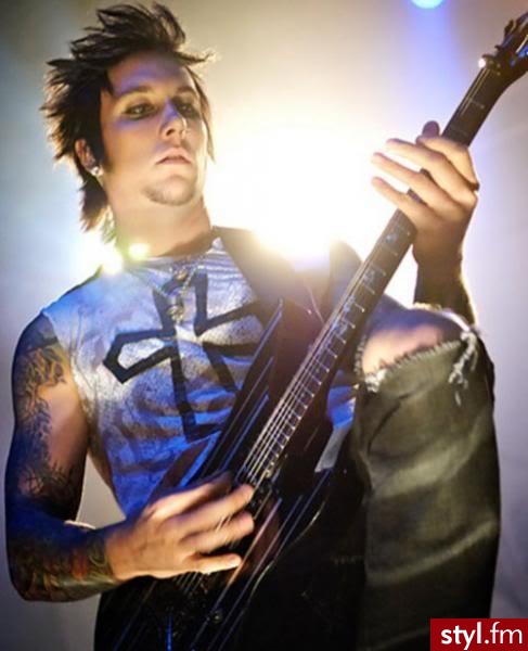 Synyster Gates z Avenged Sevenfold. <3
Mój idol ;p - Średnie Męskie Fryzury