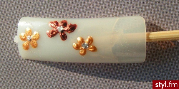 gold acrylic. koszmarek ale piersze próby - Paznokcie