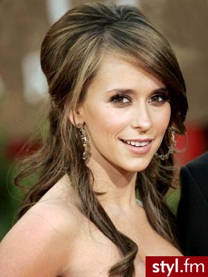 Jennifer Love Hewitt - Wieczorowe Średnie Fryzury