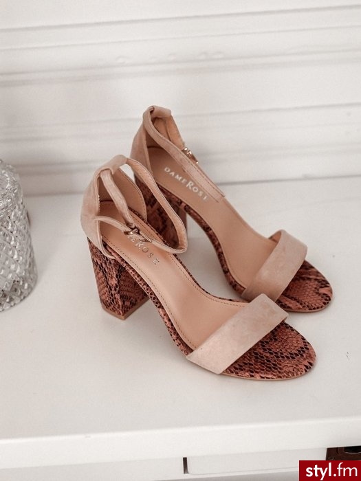 * buty na słupku w różowy wzór wężowy
* zapinane na cienki pasek
* buty bardzo wygodne dopasowane do stopy
https://roseboutique.pl/ - Sandały Buty Moda