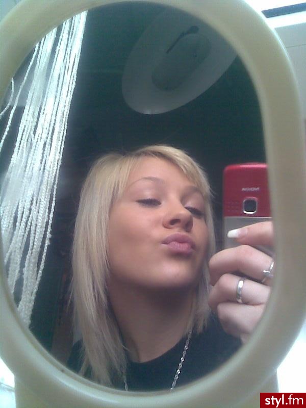 :* - Średnie Fryzury