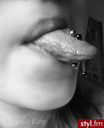 Double Tongue tzn moje bliźniaki. JCT nie są ani za blisko ani za daleko tak wyszło na zdj. Pierwszy ten z tyłu robiony 8 marca 2009, drugi 16 lutego 2010. Wiem. wiem długie kolce na razie ^^ - Modyfikacje ciała