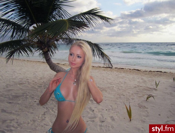 ta dziewczyna wygląda jak lalka barbie, ma nawet talię lalek - Blond Rozpuszczone Proste Na co dzień Długie Fryzury