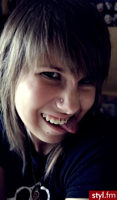 No to tak na zdjęciu widnieje mój ryjek z moim piercingiem xp W nosie standart nostril, a to 'coś' na zębach to smiley, którego niestety chwilowo już nie mam x( - Modyfikacje ciała