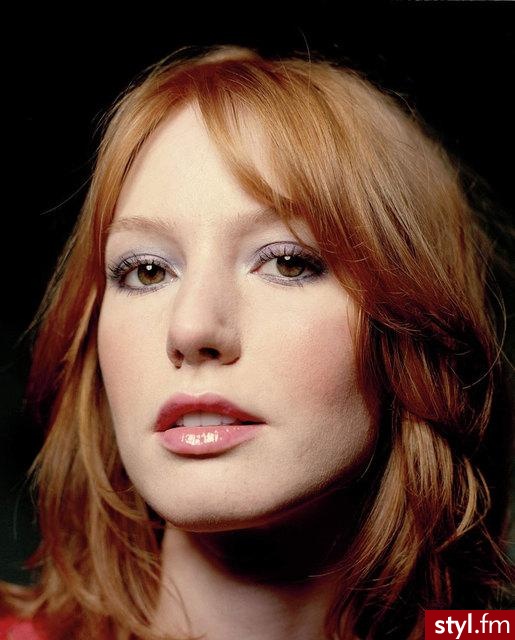 Alicia Witt - Średnie Fryzury