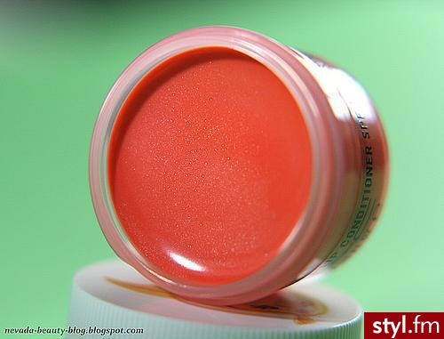 MAC tinted Lip Conditioner - kolor Cleo\'s Coral Kiss (koralowo-brzoskwiniowy) - Makijaże