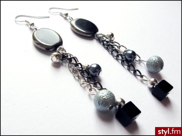 kolczyki. Pobrano ze strony: http://allegro.pl/item955210894_wiosenne_kolczyki_eleganckie_srebrno_czarne.html - Pozostałe Dodatki Moda