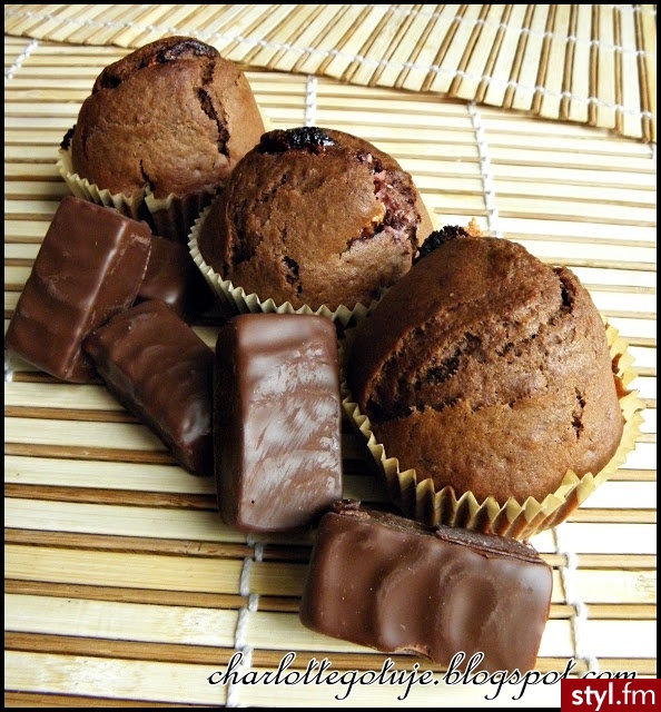 Muffinki z ptasim mleczkiem, ZAPRASZAM PO PRZEPIS ! http://charlottegotuje.blogspot.com/2012/10/muffinki-z-ptasim-mleczkiem.html - Kuchnia