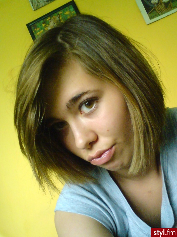;** - Krótkie Fryzury