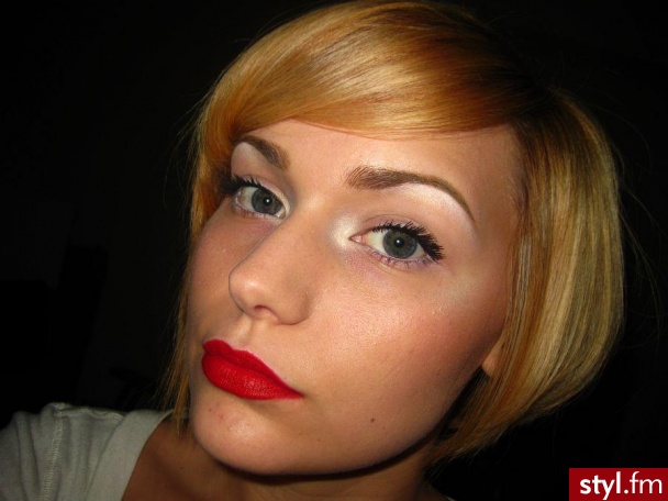 USTA USTA. Lips:
(First set)MAC Brick l/l, Russian Red l/s
(second set)added MAC's Media l/s, Reflects Blackened Red - Makijaże