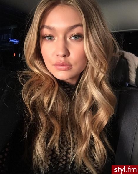Blond Rozpuszczone Kręcone Na co dzień Długie Fryzury