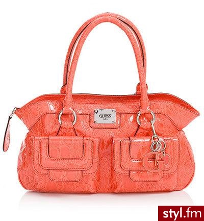 Torba firmy Guess w intensywnym kolorze za 115$ + breloczek z duża literką G i serduszkiem.
Torebka dostępna także w kolorze czarnym i metalicznej szarości. - Pozostałe Torebki Moda