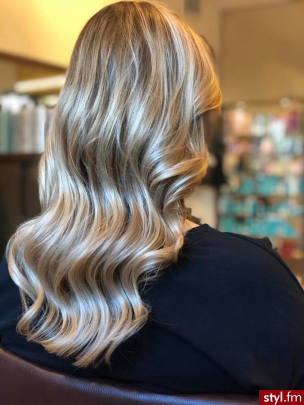 Piękne sombre na włosach długich. https://forhairsobieski.pl/ - Blond Rozpuszczone Kręcone Wieczorowe Długie Fryzury