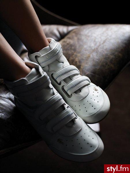 Lacoste to marka słynąca ze sportowej elegancji, klasy, dobrego smaku i stonowania w najbardziej dyskretnym stylu. Linie miejskie marki, mimo że nie tracące sportowego charakteru, nadają się jak najbardziej do miksowania z ubraniami z zupełnie innej bajki - Pozostałe Buty Moda