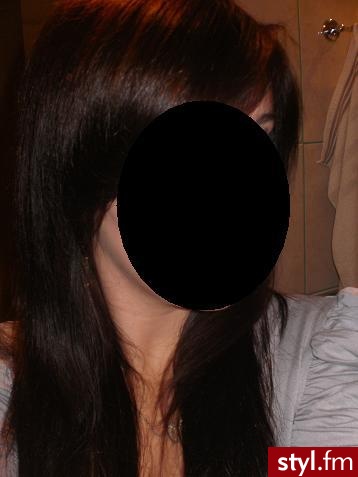 Mój nowy kolor - jestem jednak brunetką. Mój nowy kolor - lepiej czuje się w ciemnych włosach i bardziej mi pasują niż w jasnych:) Przepraszam jezeli jest ciemno ale mój aparat to złom :D Nie patrzeć na fryzure bo fryzura normalna :) - Średnie Fryzury