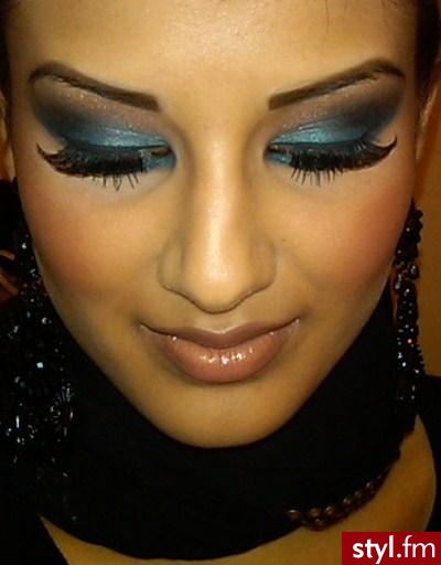 makijaż. Eyes
udpp
mac painterly paintpot all over lids as base
mac delft paintpot on lower lid as base
mac odalisque e/s on lids (teal) and below waterline
mac bronze e/s in crease (true bronze)
mac honey lust e/s to blend out bronze (peach gold)
 - Makijaże