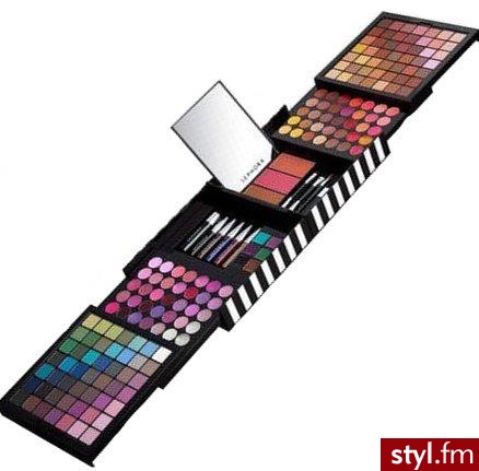 Sephora 180 kolorów. paleta do makijażu marki SEPHORA 180 kolorów z lusterkiem

zestaw składa się z:
- 98 * cień do powiek
-70 * błyszczyk do ust
-1 * tusz do rzęs
- 6 * eyeliner
- 5 * kredka do oczu
- 3 * róż do policzków
- 2 * dwustronny pędzel - Makijaże