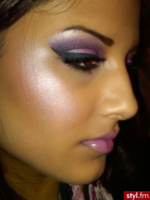 makijaż. Eyes
udpp
nyx jumbo pencil in milk as base
barry m dazzle dust 86(baby pink) in lids
barry m dazzle dust (hot pink) in crease
Mac carbon e/s outer v and crease
mac naked lunch e/s as highlight
mac all that glitters e/s for blending crease  - Makijaże