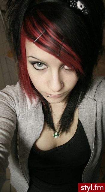 To nie jest mój fryz i nie mam innych fotek. jesli ktos juz ma to zdjecie prosze napisac skasuje. Nie chce robic balaganu a nie jestem w stanie przejrzeć wszystkich fotek na tej stronie.Prosze jednak wczesniej zobaczyc na date.jesli dodalam fotke wczesnie - Średnie Fryzury