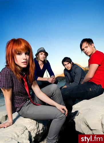 Hayley Wiliams z chłopakami z zespołu Paramore. Prawda, ze śliczny ma kolorek? xD ;] - Średnie Fryzury